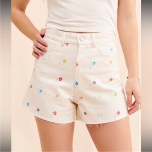 Lisa Says Gah Cream High-Rise Daisy Embroidered Shorts